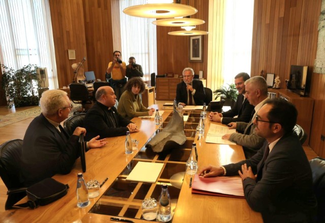  Parlamento, Consellería de Cultura, Concello de Santiago e Arcebispado sentan as bases para activar a Fundación do Panteón de Galegas e Galegos Ilustres   